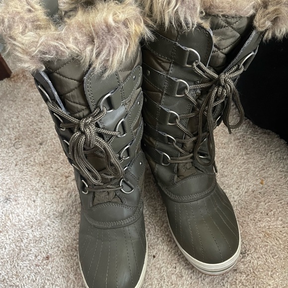 Army Green Snowboots - Picture 2 of 2